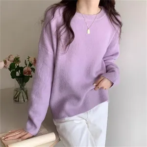 Vue détaillée d'un pull en maille lavande ample pour femme dans un cadre lifestyle