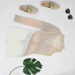 Dettaglio di un body sexy in rete con motivi di strass per abbigliamento da club