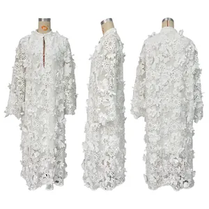 Robe longue élégante en dentelle blanche avec fleurs 3D et détails ajourés chics