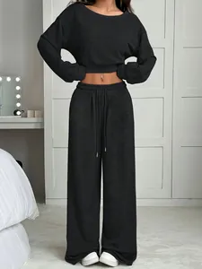 Détail d'un ensemble de détente noir deux pièces pour femme avec haut court et pantalon large