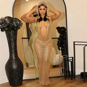 Détail d'une robe longue dorée à capuche avec col en V profond et sequins scintillants