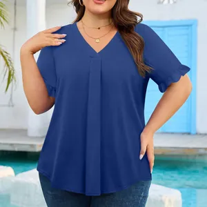 Vista detallada de una blusa informal azul marino de talla grande con cuello en V y volantes.
