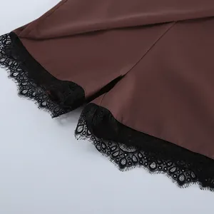 Detailansicht der feinen schwarzen Wimpernspitze am Saum der braunen Rock-Shorts