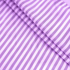 Vista macro dettagliata del tessuto a righe viola e bianche per camicie estive