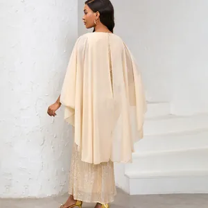 Detailansicht der Rückseite eines eleganten Abendkleids mit Pailletten und beigem Chiffon-Cape.
