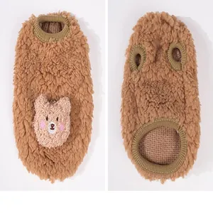 Vista dettagliata del gilet per animali in pile marrone spesso con design fronte e retro