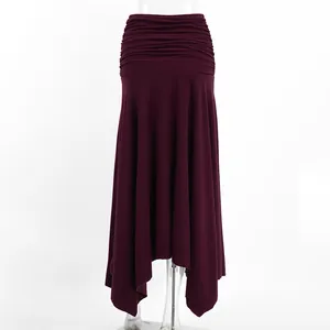 Vista dettagliata di una gonna in maglia bordeaux a vita alta con eleganti pieghe