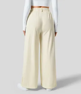 Detaillierte Rückansicht der cremefarbenen Hose mit hoher Taille und weitem Bein