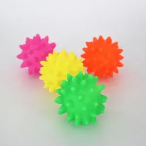 Set di quattro vivaci palline cigolanti con punte per cani in colori neon assortiti