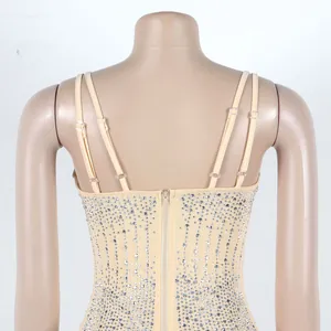Vista posteriore dettagliata di abito aderente beige con strass e spalline regolabili