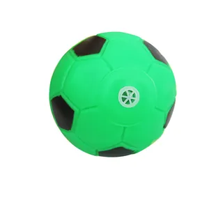 Vista dall'alto dettagliata di una palla da calcio per cani verde con fischietto centrale