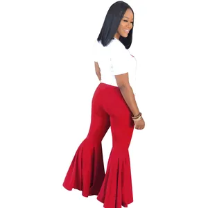Detalle vista trasera de pantalones de campana rojos sexys con dobladillo volante