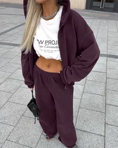Conjunto streetwear morado de sudadera con capucha oversize y pantalones para mujer