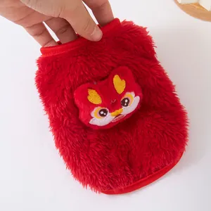 Primo piano del gilet rosso in peluche per cani che mostra la consistenza morbida.