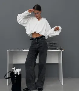 Weißes bauchfreies Polohemd mit Puffärmeln und dunkle Jeans mit weitem Bein für Damen