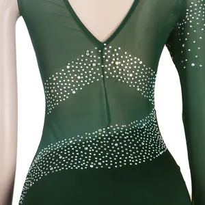 Detalle de vestido de malla verde oscuro con patrón ondulado de pedrería en la espalda.