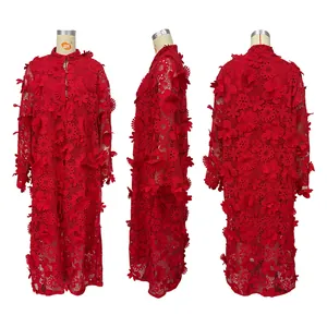 Vues détaillées d'une robe longue rouge à manches longues avec dentelle et fleurs en 3D.
