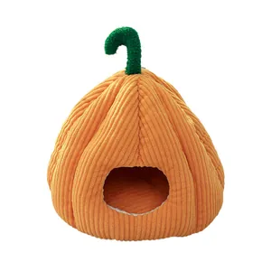 Gezellig warm kattenmandje in de vorm van een pompoen van oranje corduroy stof