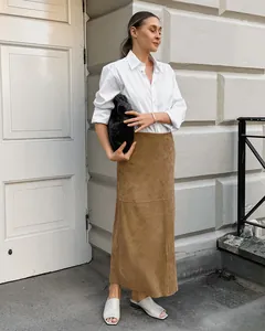 Ganzkörperansicht eines khakifarbenen Wildleder-Maxirocks mit hoher Taille und Bluse