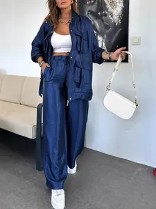 Set due pezzi blu navy con giacca multitasche e pantaloni a gamba larga alla moda.