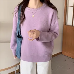 Détail d'un pull en tricot lavande à col rond montrant la texture douce et la coupe ample.