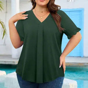 Detalle de la parte superior de talla grande para mujer con cuello en V y mangas con volantes