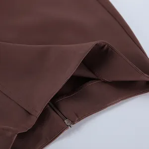 Nahaufnahme des verdeckten Reißverschlusses und der Nahtdetails dieser braunen Hosenrock.