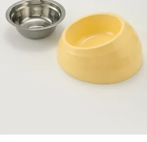 Vue détaillée du bol pour animaux en acier inoxydable avec base en plastique jaune incliné
