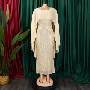 Vollansicht eines eleganten Pailletten-Abendkleids mit schickem Chiffon-Cape