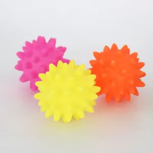 Dettaglio della trama di tre palline colorate con punte per cani per una pulizia dentale efficace