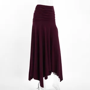 Vista dettagliata dell'elegante gonna in maglia bordeaux a vita alta arricciata