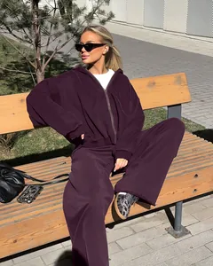 Elegante conjunto de sudadera con capucha y cremallera morada y pantalón ancho