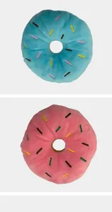 Detailansicht von zwei weichen Plüsch-Donut-Quietschspielzeugen für Hunde in Pink und Blau