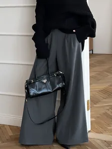 Pantaloni larghi a pieghe grigi a vita alta eleganti per ufficio professionale donna