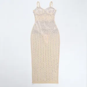 Dettaglio ravvicinato dell'abito trasparente beige con file verticali di strass