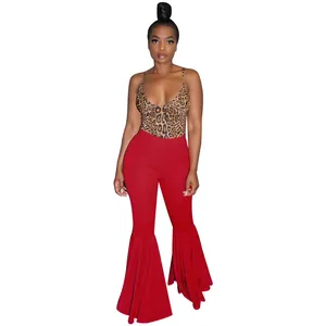 Modelo con sexys pantalones acampanados rojos con dobladillo de volantes plisados