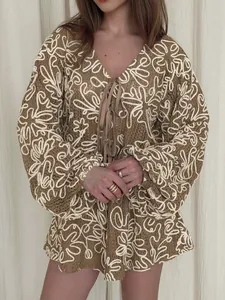 Set vacanza boho in jacquard marrone con top con lacci e pantaloncini a fiori