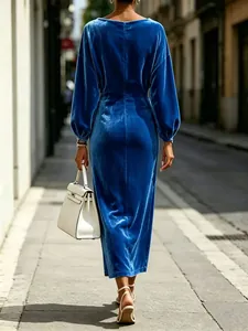 Elegante vestido largo de terciopelo azul con mangas de farol visto desde atrás
