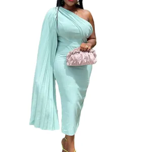 Detailansicht eines minzgrünen One-Shoulder-Kleides mit Faltenumhang und figurbetonter Form