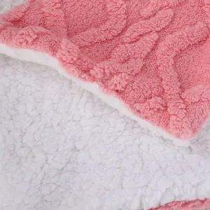 Κοντινό πλάνο που δείχνει τη μαλακή υφή fleece και sherpa της ροζ κουβέρτας κατοικίδιων.