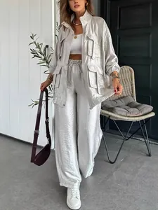 Elegante completo due pezzi grigio argento con giacca cargo e pantaloni a gamba dritta.