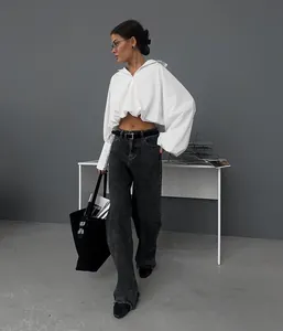 Modische weiße bauchfreie Langarmbluse mit schickem drapiertem Saum und Polokragen Design