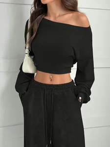 Vue détaillée de l'ensemble haut court noir à épaules dénudées et pantalon de jogging assorti.