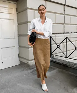 Elegantes khakifarbenes Wildleder-Maxirock mit hoher Taille, kombiniert mit weißem Hemd