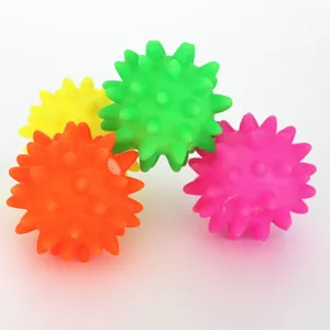 Primo piano di palline colorate con punte e squeaker per l'igiene dentale dei cani.