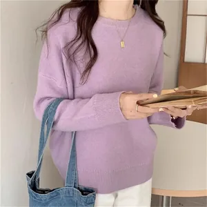 Vue détaillée d'un pull en maille vintage lilas à col rond pour femmes au style décontracté.