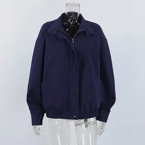 Vooraanzicht van een marineblauw los katoenen utility jack voor dames op een mannequin