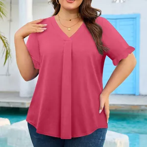 Detalle de top de talla grande con cuello en V, frente plisado y mangas con volantes