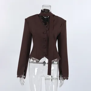 Detail van elegante bruine damesblazer met kanten rand op een doorzichtige mannequin