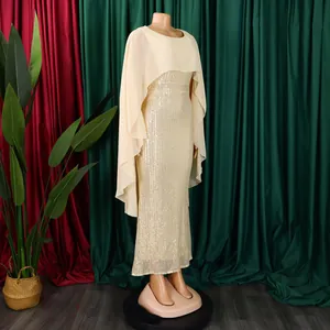 Detailansicht eines champagnerfarbenen Abendkleids mit Pailletten und Chiffon-Cape